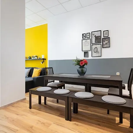 Big Central Near Rotkreuzplatz With 3 Bedroom For 12 Pax