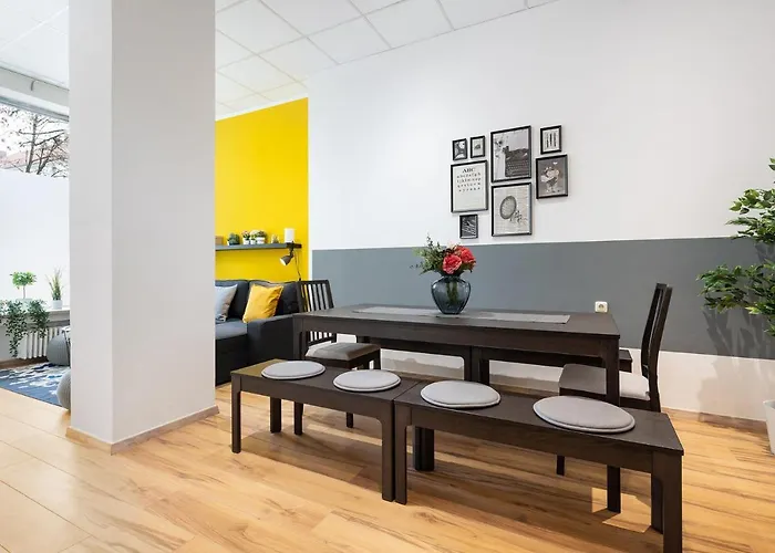 Big Central Near Rotkreuzplatz With 3 Bedroom For 12 Pax