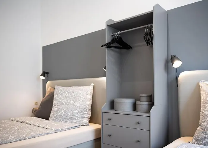Lägenhet Big Central Near Rotkreuzplatz With 3 Bedroom For 12 Pax *