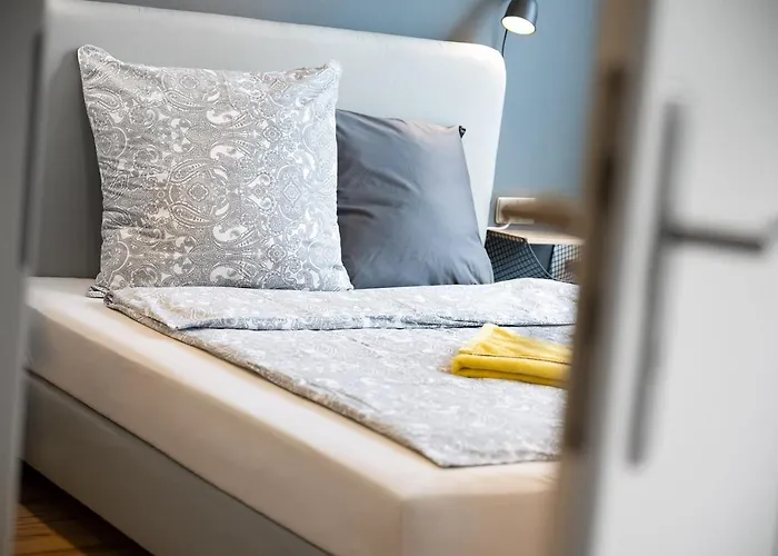 Big Central Near Rotkreuzplatz With 3 Bedroom For 12 Pax Lägenhet *