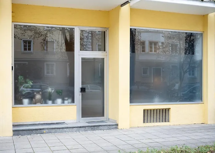 Big Central Near Rotkreuzplatz With 3 Bedroom For 12 Pax