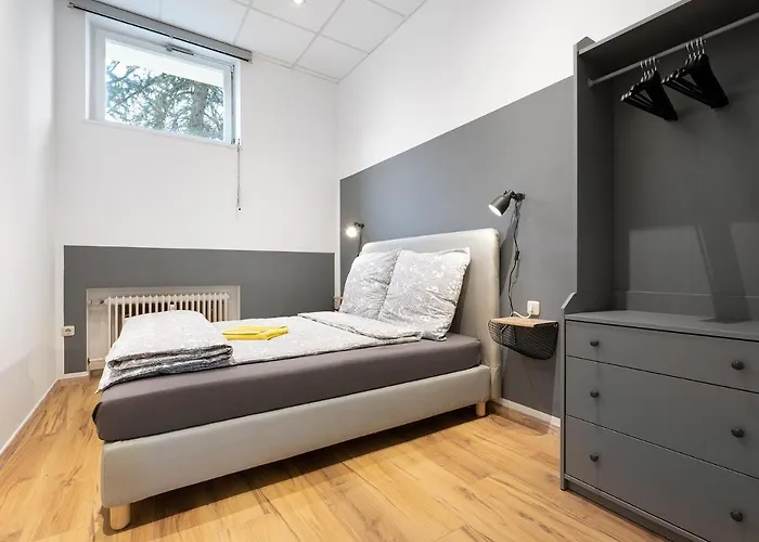 Big Central Near Rotkreuzplatz With 3 Bedroom For 12 Pax Lägenhet *